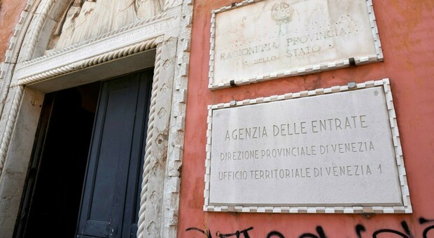 Venezia, funzionari infedeli dell'Agenzia delle Entrate condannati a pagare maxi risarcimento di 5 milioni di euro