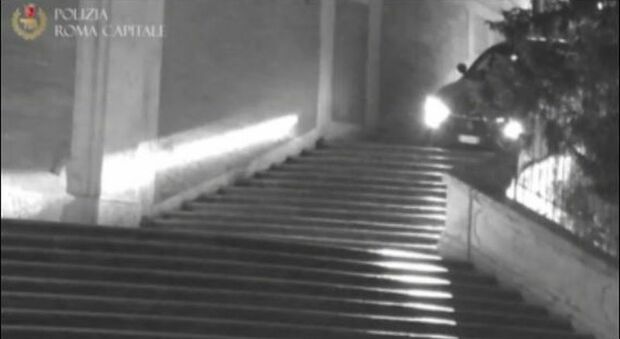 Roma, con l'auto giù dalla scalinata di Trinità dei Monti, l'automobilista si difende: «Ho seguito il navigatore»