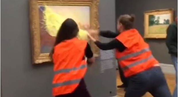 Imbrattato quadro di Monet al museo di Postdam, attivisti lanciano purè di patate contro "Il Pagliaio"