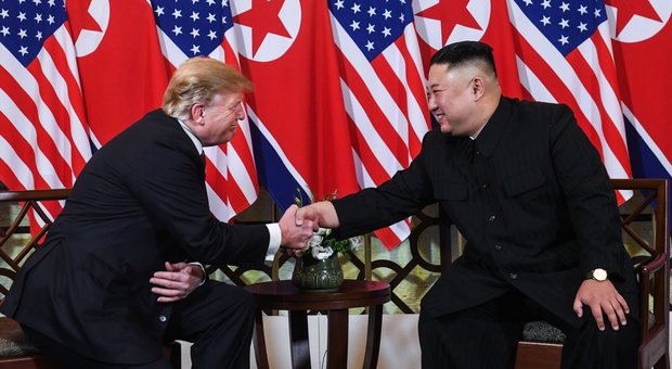 Trump e Kim, storica stretta di mano: «Fine della guerra? Vedremo»
