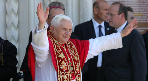 Ratzinger, il testamento: spuntano 5 cugini finora sconosciuti. Le lettere private saranno distrutte