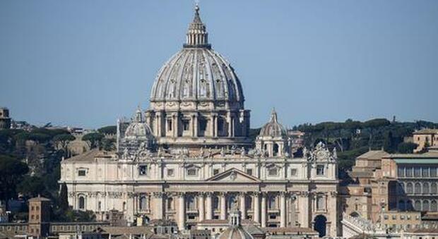 Papa Francesco, implode il fronte anti-Bergoglio: dopo Sarah un altro cardinale prende le distanze da un libro di critica