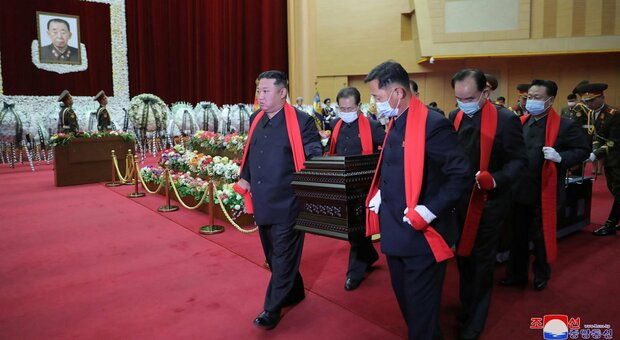 Corea del Nord, Kim sfida il Covid: senza mascherina ai funerali di Stato di un ufficiale (nonostante il focolaio)