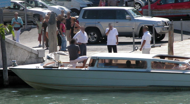 Venezia, tassisti furiosi: «Troppe barche fanno abusivamente il nostro servizio. Anche quelle delle vetrerie»