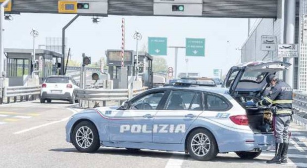 Golf a velocità folle in autostrada sfugge alle forze dell'ordine tra Padova e Venezia