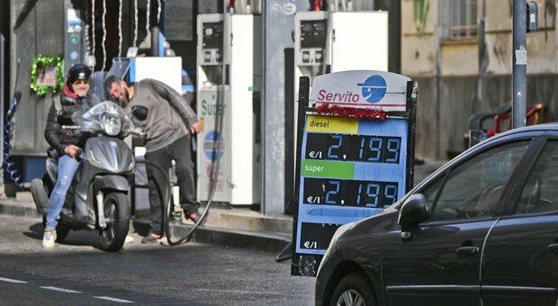 Caro benzina (prezzi fino a 2 euro), Salvini: «Si valuta intervento». Oltre 2.800 violazioni nel 2022