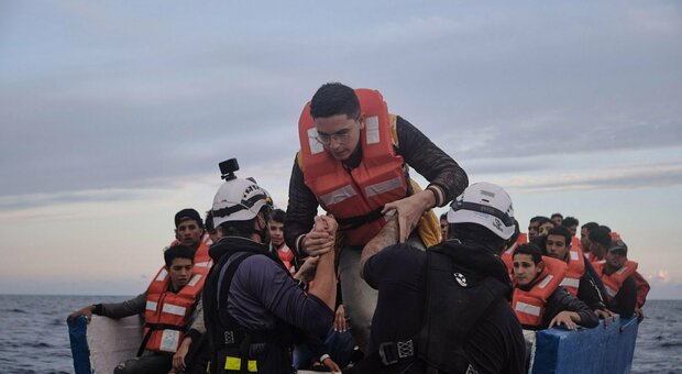 Migranti, nuovo allarme: imbarcazione alla deriva, molti bambini a bordo