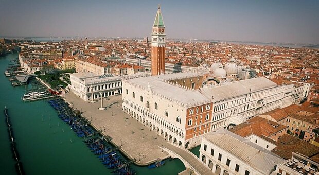 Venezia a pagamento, polemica sul contributo d'accesso: «Esentare i clienti degli alberghi in automatico»