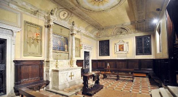 Fa i bisogni nella cappella davanti al prezioso quadro del Bellini