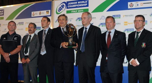 Il vice presidente federale Nino Sacca con il trofeo alla Coppa del mondo under 20 giocata nel 2011 in Veneto