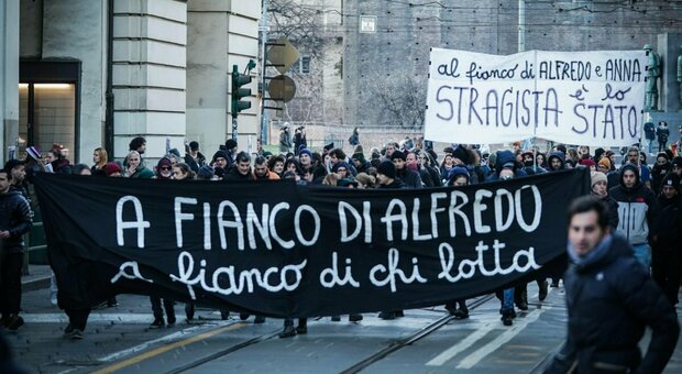 Roma, molotov contro il distretto di polizia Prenestino: la pista degli anarchici