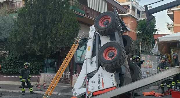 Bobcat si ribalta in via di Torrevecchia a Roma, traffico in tilt e circolazione rallentata