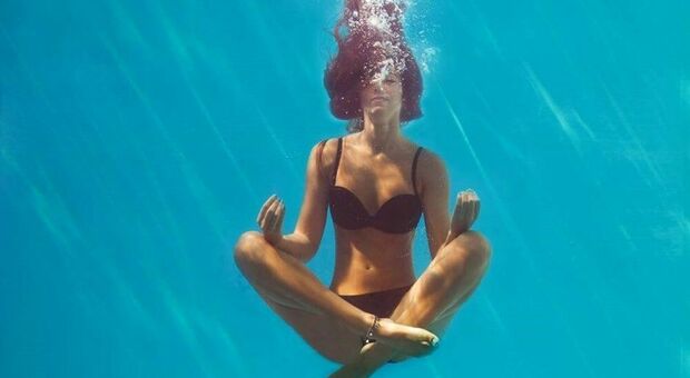 Perdere peso, la ritenzione idrica si combatte con Aqua Armony, mix di yoga e pilates in piscina