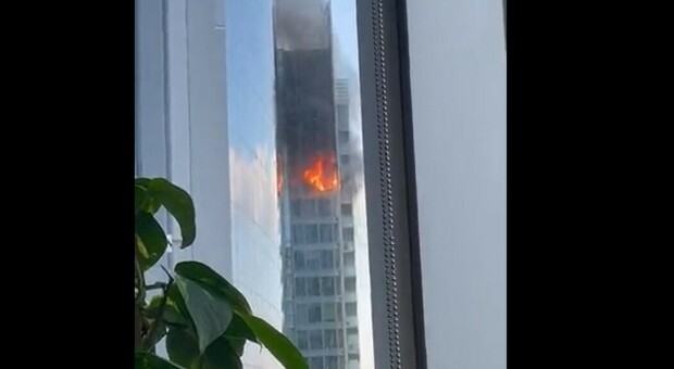 Incidendio a Londra, in fiamme una torre nella zona Est della città: vigili del fuoco in azione