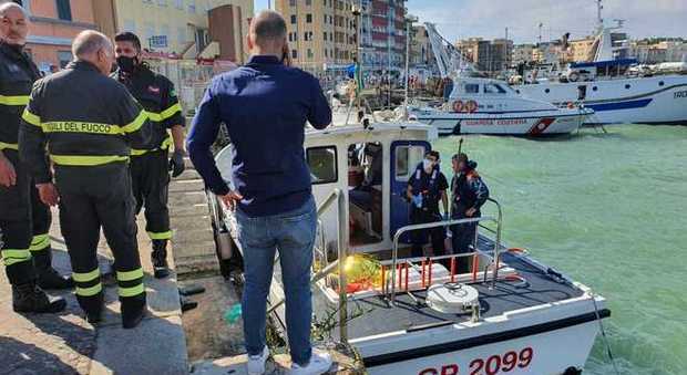 Anzio, peschereccio affonda davanti al porto: morto uno dei tre membri dell'equipaggio
