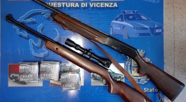 Le due armi sequestrate dalla Polizia di Vicenza