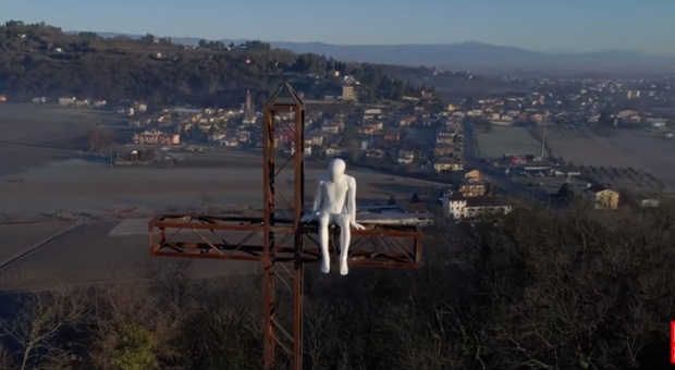 Foto tratta dal video di CharliePix: l'angelo bianco sopra Arcugnano