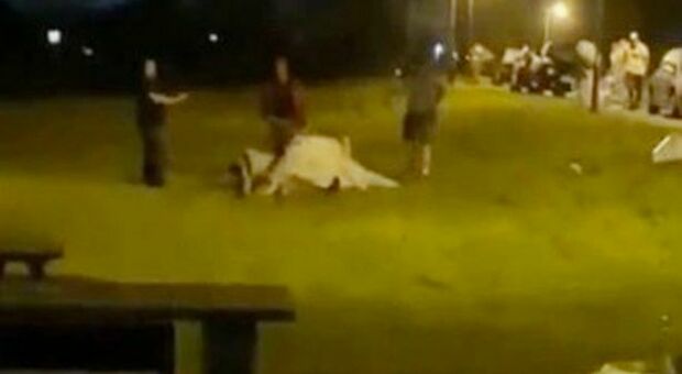 Rissa con la sposa ubriaca durante la festa di nozze, amiche picchiate davanti agli invitati: arriva la polizia Video