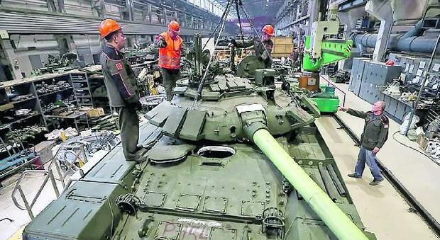 Putin, le armi russe fanno cilecca: ora l'Asia non le compra più. A picco le vendite di caccia e carri armati