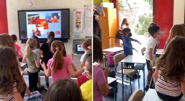 Bambini costretti a cantare l'inno della Roma in classe, video virale. Ira dei genitori: «Mio figlio è laziale»