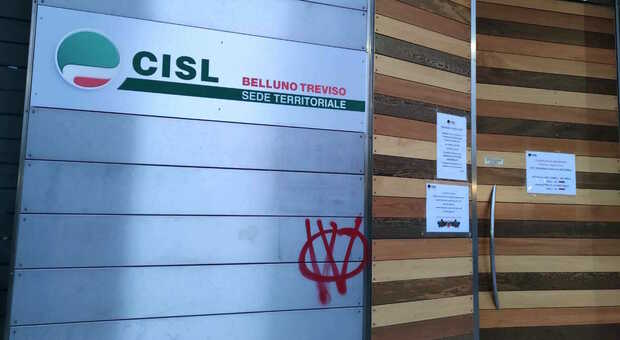 Attacco vandalico no vax davanti alla sede della Cisl Belluno Treviso
