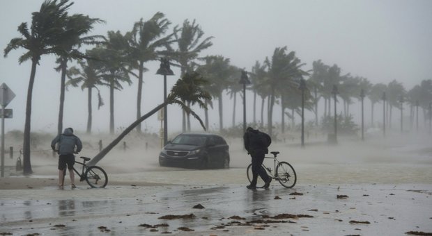 Terrore e morte, Irma si abbatte sulla Florida: a milioni fuggono dalla città. Prime vittime