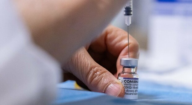 Vaccino Pfizer adattato contro le varianti Omicron 4 e 5, oggi al via la valutazione di Ema
