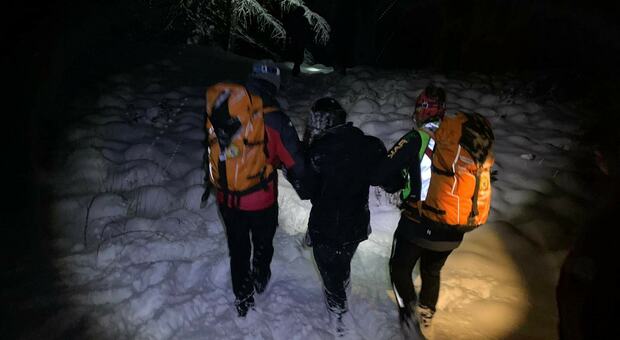 Erano senza torce, bloccati sul sentiero per il buio: tre ragazzi salvati dal Soccorso Alpino