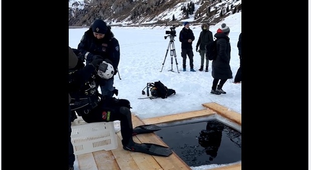 Il conduttore Ossini si immerge nel lago ghiacciato
