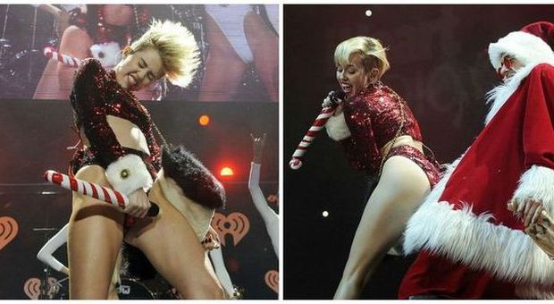 Immagini Natale Hot.Miley Cyrus Hot Con Babbo Natale Nel 2011 Lo Cantava Per I Bimbi