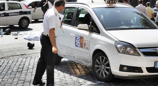 Roma, scontro tra due auto della polizia e un taxi: 4 feriti in codice rosso
