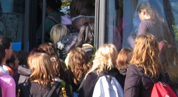 «Siete troppi: tutti giù dal bus» Studenti lasciati a terra dall'autista