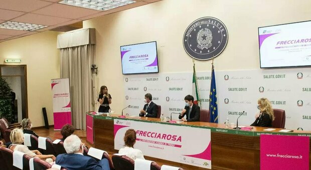 La presentazione dell'iniziativa Frecciarosa con il ministro della Salute Roberto Speranza (al centro fra le bandiere)