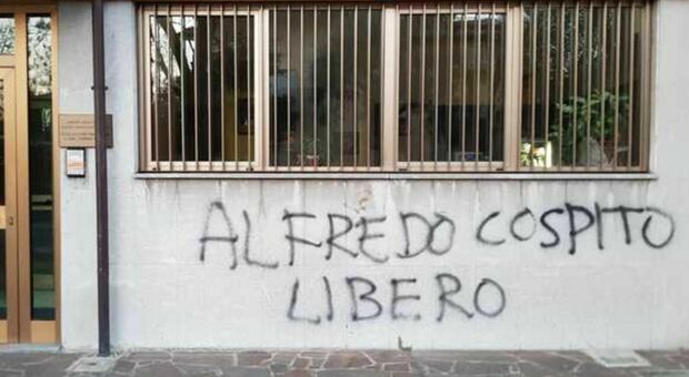 Scritte anarchiche a favore di Alfredo Cospito sui muri di viale Trento