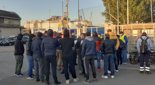 Protesta dei Cobas davanti a Fincantieri a Marghera