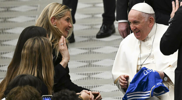 Vialli, papa Francesco all'udienza incontra la moglie e le figlie: gli consegnano la maglia del giocatore