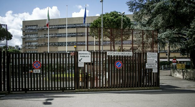 Roma, intera famiglia a processo: scambio accuse incrociato genitori-figli per maltrattamenti