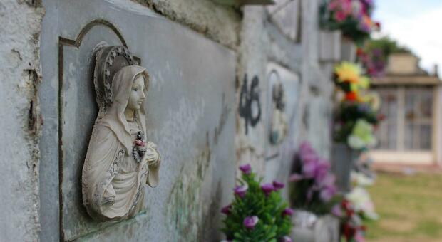Stop a tutti i funerali in cimitero a Mestre - Foto di Rafael Rodríguez Ortiz da Pixabay