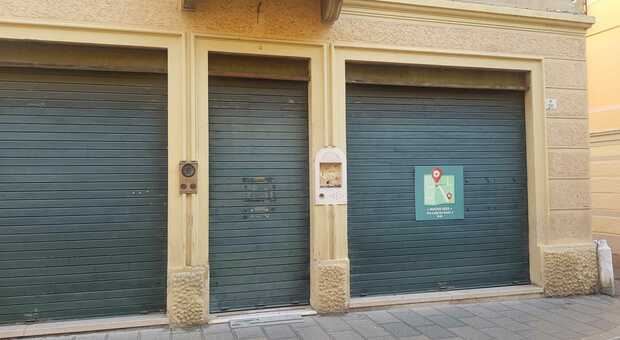 Un negozio chiuso a Pordenone