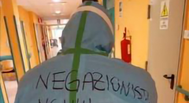 Medico va in ospedale con scritta choc sul camicione: «Negazionisti n......»