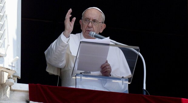 Papa Francesco chiede scusa per aver cancellato solo ora il viaggio in Africa, sui social la disperazione degli ambulanti sul lastrico