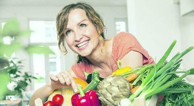 Tumori, la dieta per prevenire il cancro: meno salumi e carne rossa, sì a frutta e verdura