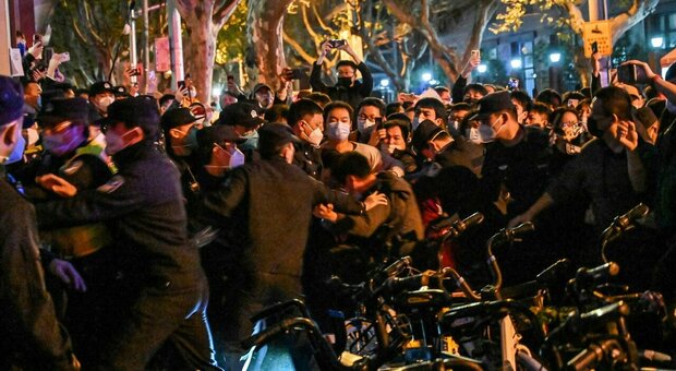 Covid in Cina, esplodono le proteste e i manifestanti chiedono le dimissioni di Xi Jinping