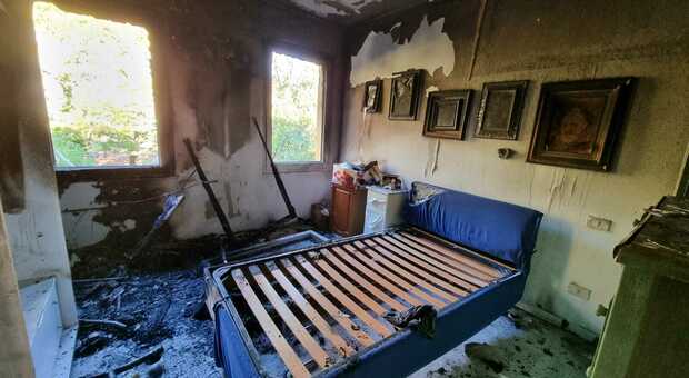 L'interno della camera da letto bruciato dalle fiamme