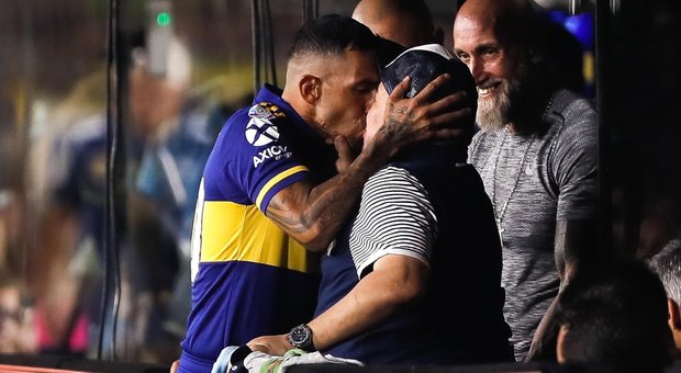 Coronavirus, un morto in Argentina, ma Tevez bacia Maradona