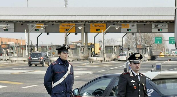 I carabinieri nel parcheggio dov'era in programma la consegna di una tranche da 4.500 euro