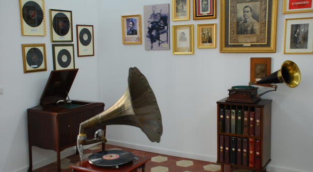 Dischi e fotografie nella casa di Enrico Caruso