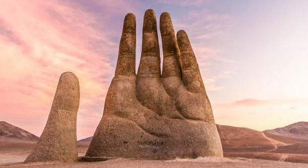 Cile, il fascino misterioso della gigantesca “Mano del Desierto”