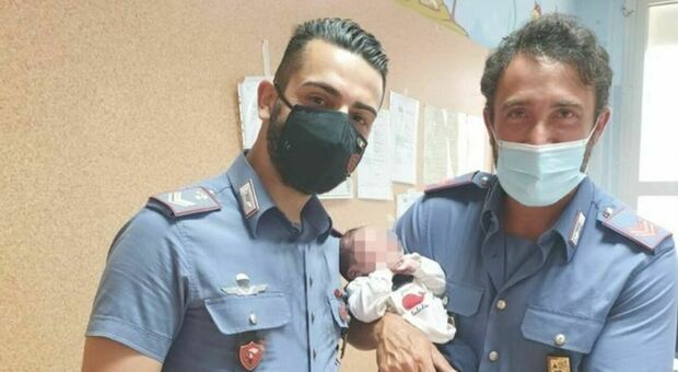 Catania, neonato abbandonato in una cesta (e con il cordone ombelicale attaccato): soccorso dai carabinieri