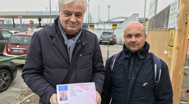 Pieretti e Parpaiola hanno consegnato una finta patente all'Ad Colella per protestare per la mancanza di autisti